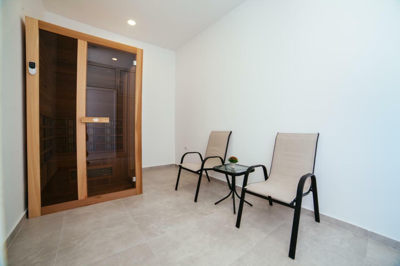 Hotel Ambiente Ulcinj Bagian luar foto